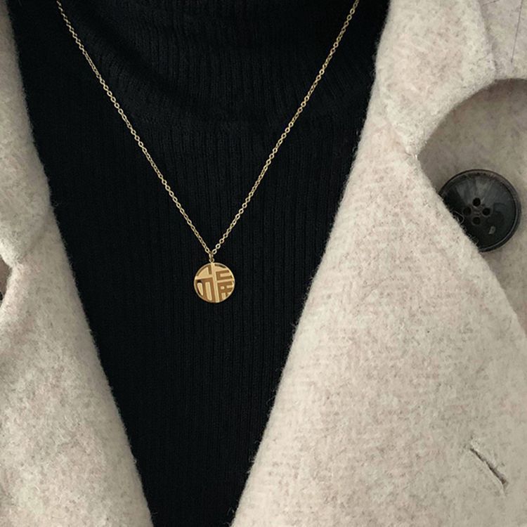 A new and fashionable "Fu" character titanium steel necklace that doesn't fade. It's a versatile and high-end niche collarbone chain with 18k gold plating Specification drawing