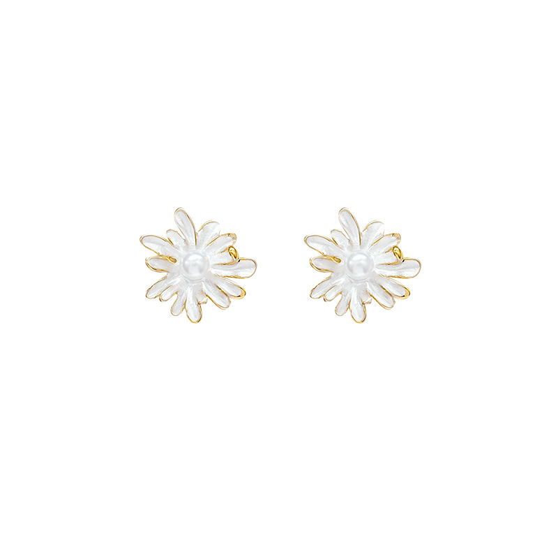 Spring and summer bestsellers: Gentle and elegant white flower stud earrings for women, sweet glazed small Daisy earrings. Wholesale of bestsellers' earrings Item Picture
