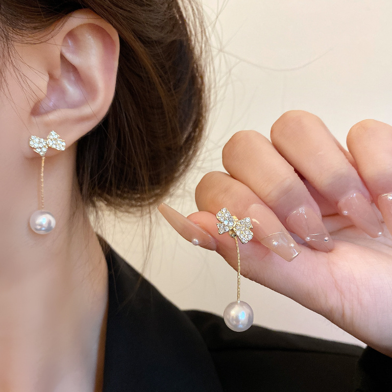 Light luxury and exquisite zircon bow earrings for women, a pair of pearl stud earrings with a unique and versatile style Application Scenario