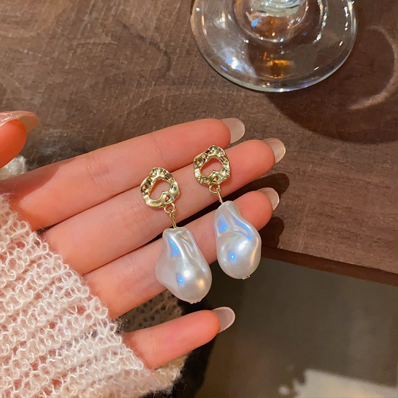 French retro Baroque irregular-shaped pearl earrings for women, simple and versatile, elegant and stylish. Geometric stud earrings, high-end and sophisticated earrings details Picture