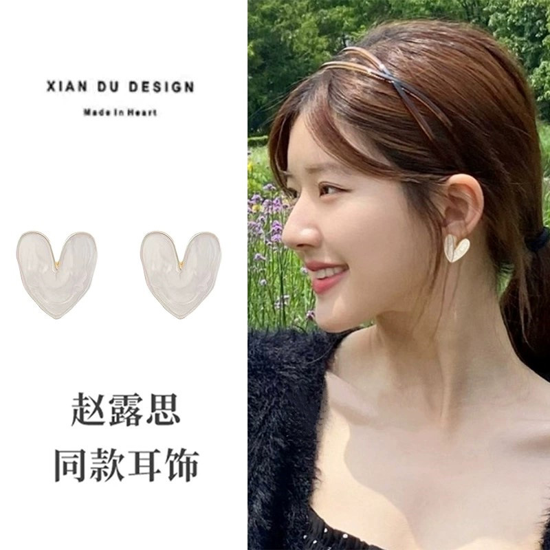 French retro heart-shaped oil-dropping earrings, a niche design for women with a sense of elegance and a touch of grace, Instags-style stud earrings, and sweet internet-famous earrings full figure