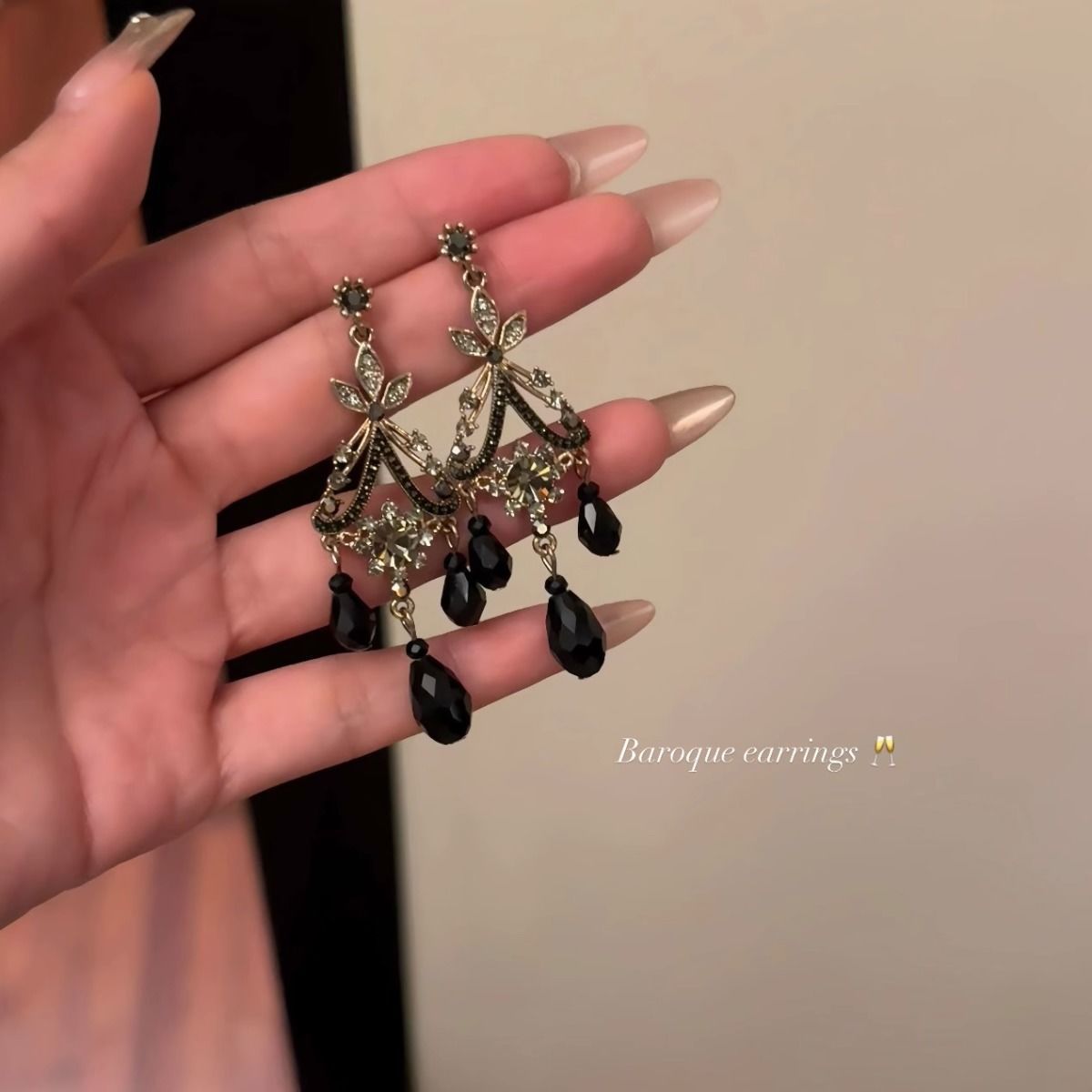 Retro court-style black diamond tassel earrings, women's fashion, light luxury, high-end and elegant long earrings, dark earrings Specification drawing