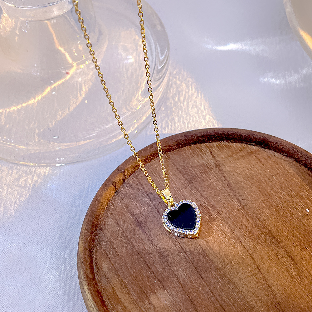 Black and white double-sided heart-shaped pendant titanium steel necklace, women's InS-style niche design sense heart-shaped full diamond collarbone chain accessory Specification drawing