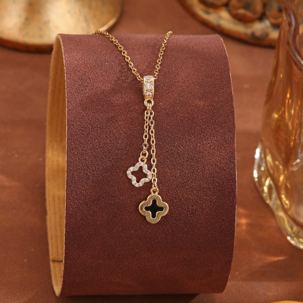 Cross-border copper micro-inlaid rhinestone four-leaf clover necklace, women's titanium steel non-fading, light luxury and high-end collarbone chain accessory manufacturer Application Scenario