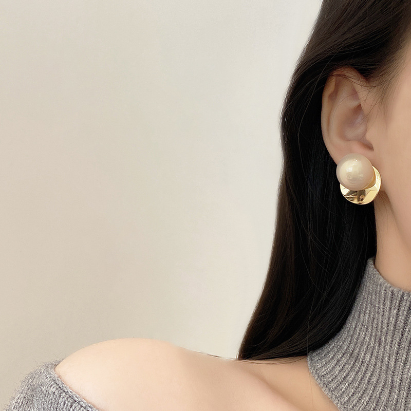 925 Silver needle Light Luxury, niche, simple and elegant pearl earrings, the same geometric stud earrings as the trendy female Instagram influencers Application Scenario