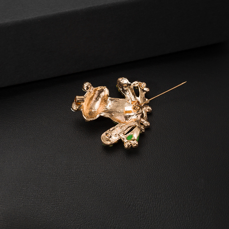 European and American creative and personalized cartoon alloy diamond-encrusted frog brooch, a new cross-border fashion animal collar brooch Specification drawing