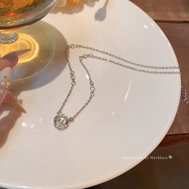 The Korean-style exquisite circular pendant necklace for women in summer exudes a high-end, niche and light luxury vibe. The collarbone chain is a trendy accessory that is both elegant and popular Application Scenario