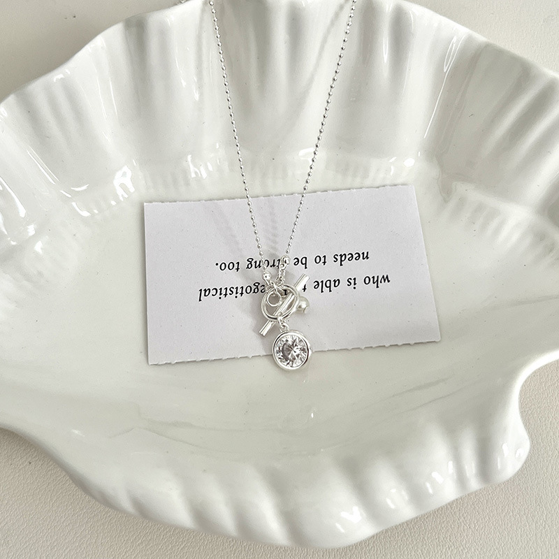 Exquisite and elegant, simple necklace, women's light luxury, niche design, high-end collarbone chain, simple and versatile sweater chain Application Scenario