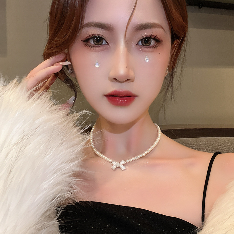 A light luxury, elegant and refined ladylike bow pearl necklace, a fashionable and niche design for women, a sweater chain, a neck chain and other accessories details Picture