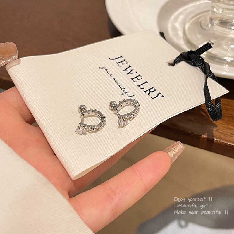 Wholesale of niche U-shaped earrings with a feminine, fashionable and high-end look, ribbed earrings, and a simple Korean style of light luxury earrings details Picture