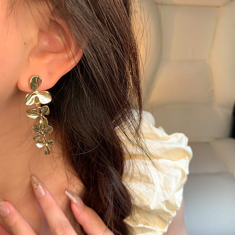 European and American exaggerated metallic tassel flower earrings, a retro and high-end style for women, romantic earrings Application Scenario