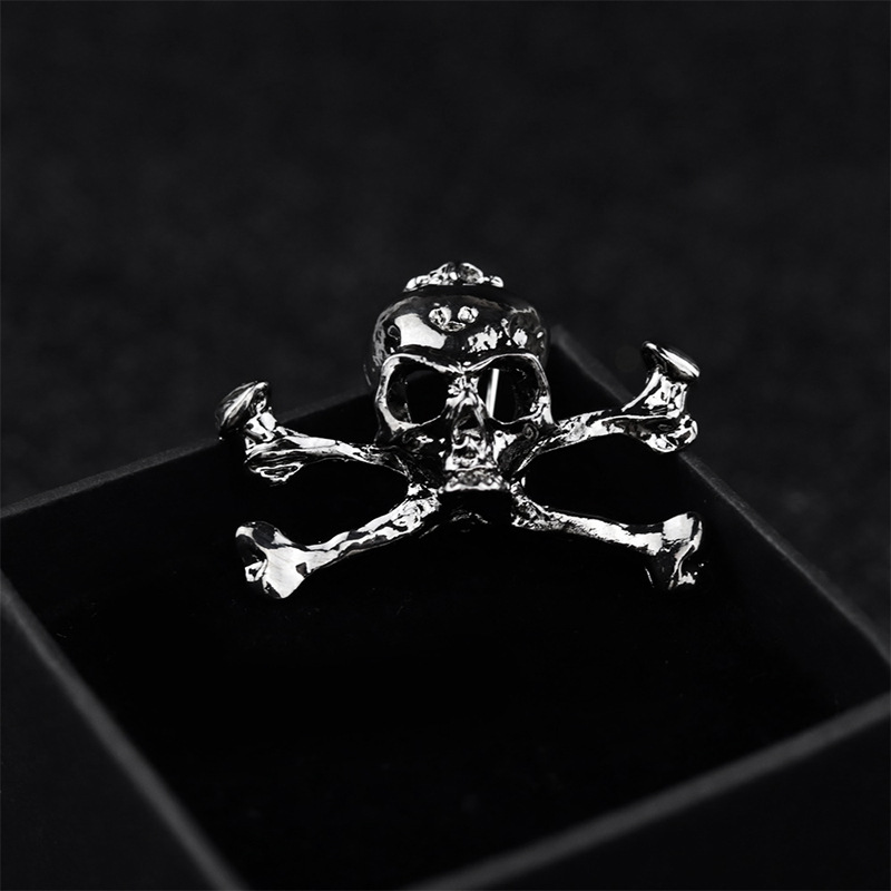 New Halloween black ghost head skull brooch, exaggerated and individualistic punk trend brooch and pin Application Scenario