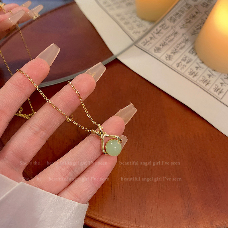 The new Chinese-style jade lucky bag, emerald green necklace, women's light luxury, niche and high-end feel, collarbone chain, personalized and best-selling neckchain accessory details Picture