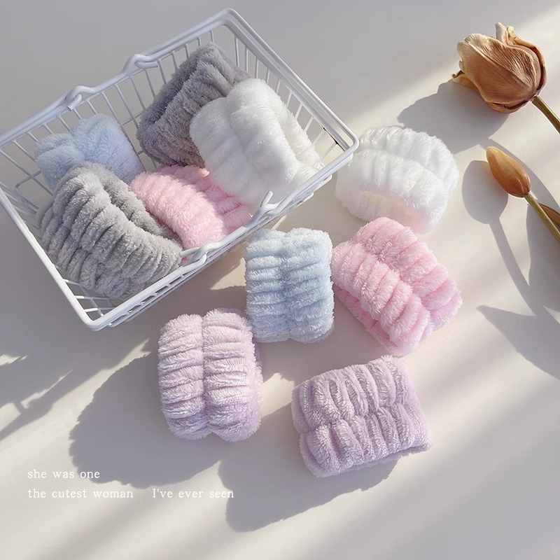This is a must-have wrist strap for washing your face. It can be used for both water-absorbing, plush, hair tie, head and rope. It is also a moisture-proof hand towel, hair tie and special hair band for washing and grooming details Picture