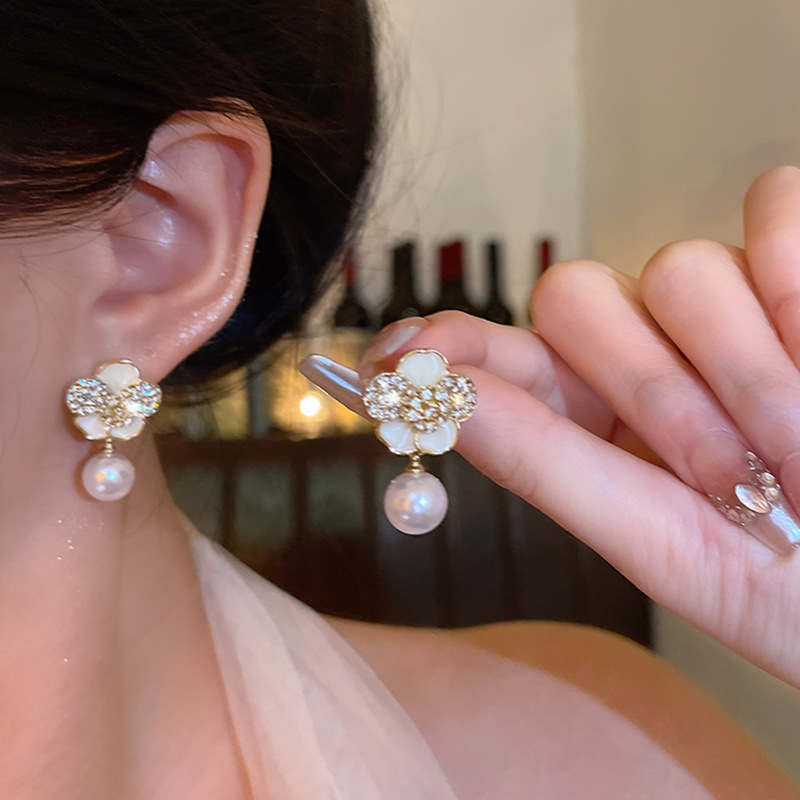 High-end, sparkling diamond, flower and pearl earrings for women, delicate, niche and elegant, internet-famous stud earrings, a bestseller in 2025 details Picture