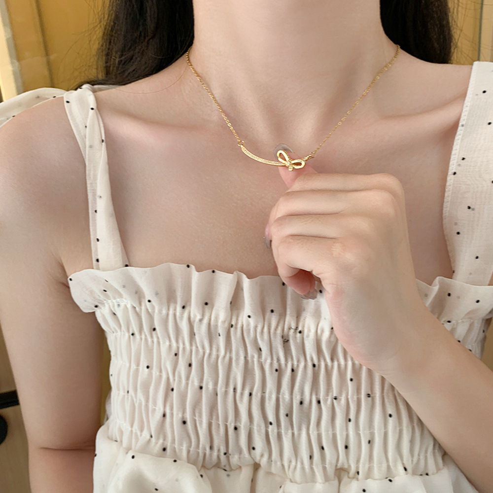 This is a rare Japanese and Korean necklace with a design sense, a bow, a smile, and a titanium steel neckline. It is a light luxury collarbone accessory with a unique and versatile personality Application Scenario