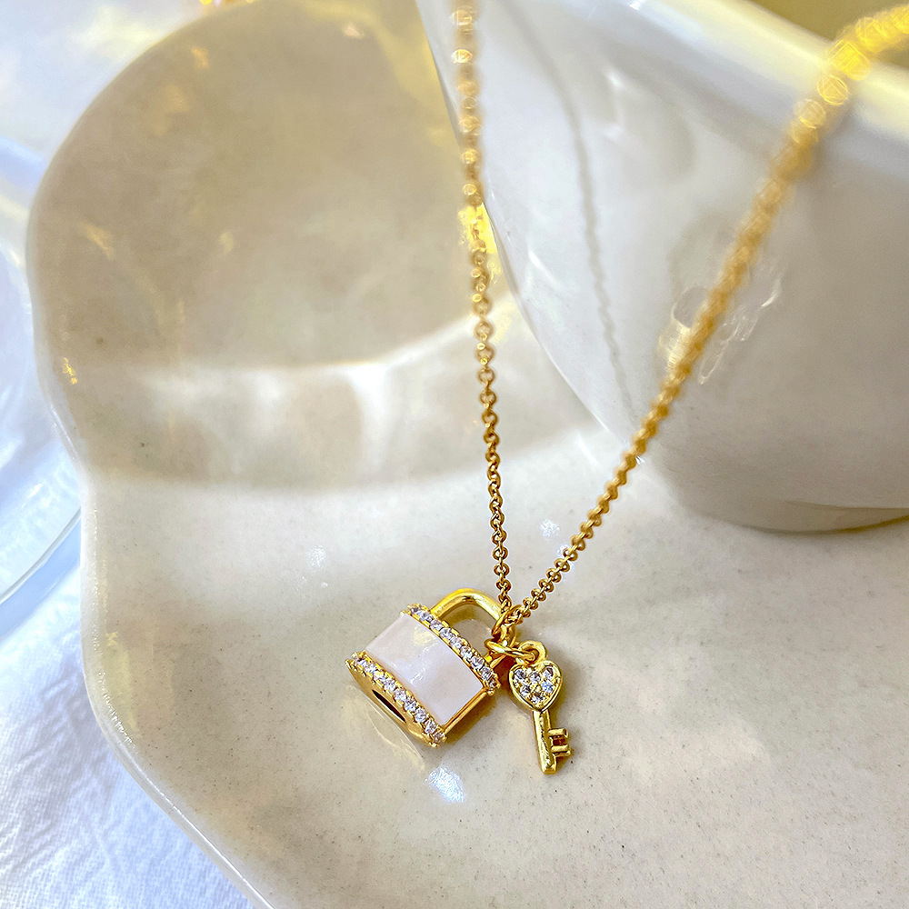 A fashionable commuting necklace with a full diamond heart key and heart-to-heart lock, featuring a unique and light luxury design for women. It is a slightly inlaid zircon collarbone chain Specification drawing