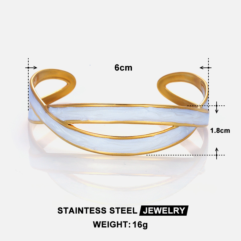 This simple stainless steel bracelet from Europe and America does not fade. It features a cold and elegant ins style with a high-end feel. It is a light luxury open-top jewelry with a heart-shaped oil drip Application Scenario