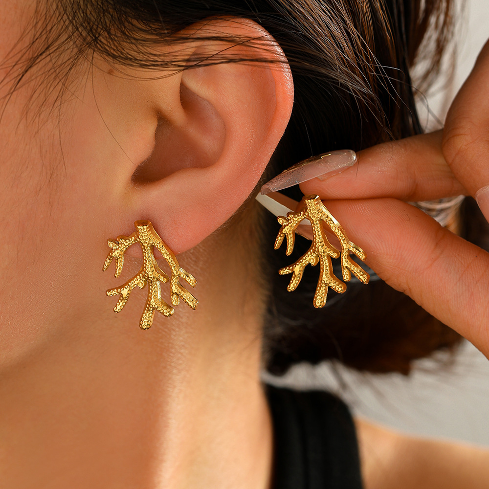 Instags-style European and American titanium steel plated with 18k gold water drop texture spiral stud earrings, asymmetrical color-preserving stainless steel earrings for women Application Scenario