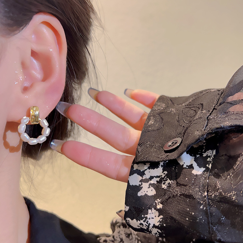 S925 Silver needle Korean new retro pearl earrings, a cold and elegant style for women, simple and versatile stud earrings wholesale details Picture