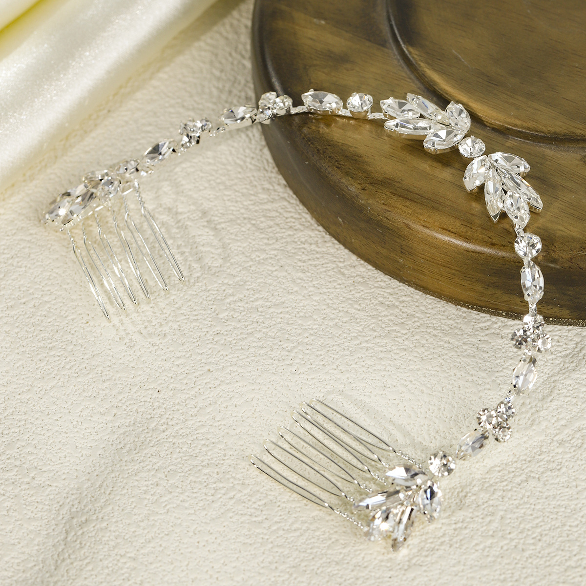 New European and American jewelry, crystal floral hair combs, wedding updo headwear, creative water diamond soft chain bridal comb Application Scenario