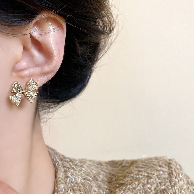Light luxury and exquisite micro-inset bow earrings, women's high-end and versatile, super ethereal and elegant pearl stud earrings wholesale Application Scenario