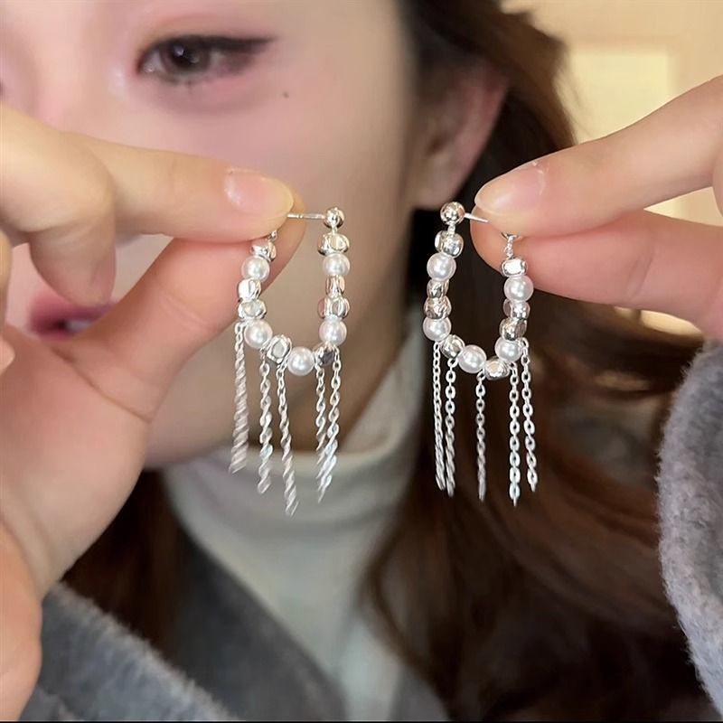 Cold and elegant silver pearl earrings for women, long stud earrings, European and American fashion design, simple earrings full figure