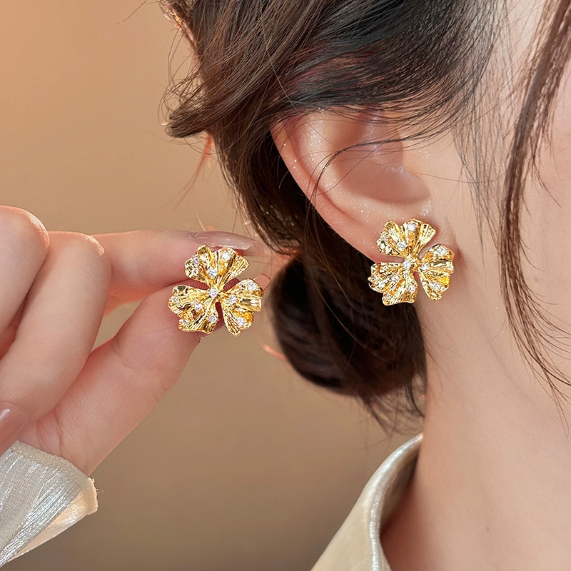 Sparkling diamond golden three-leaf flower stud earrings, high-end, niche, daily, exquisite, unique and beautiful earrings, retro earrings for women details Picture