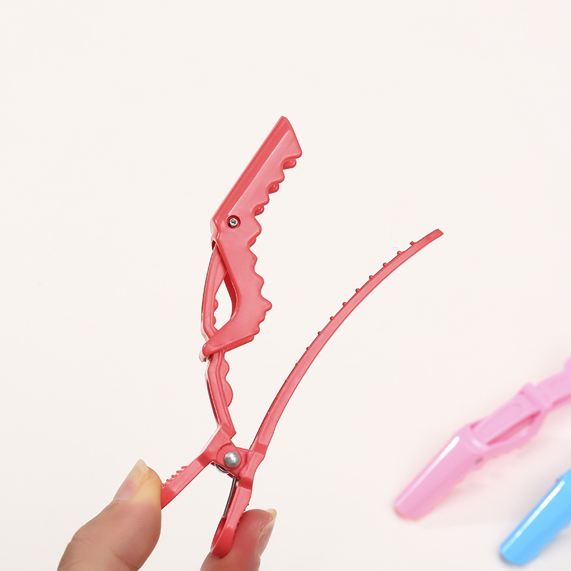 Barber shop crocodile clips, wigs, hairdressing, traceless duckbill clips, long beaks, perming and dyeing zoning tools, bangs, hair accessories for women Application Scenario
