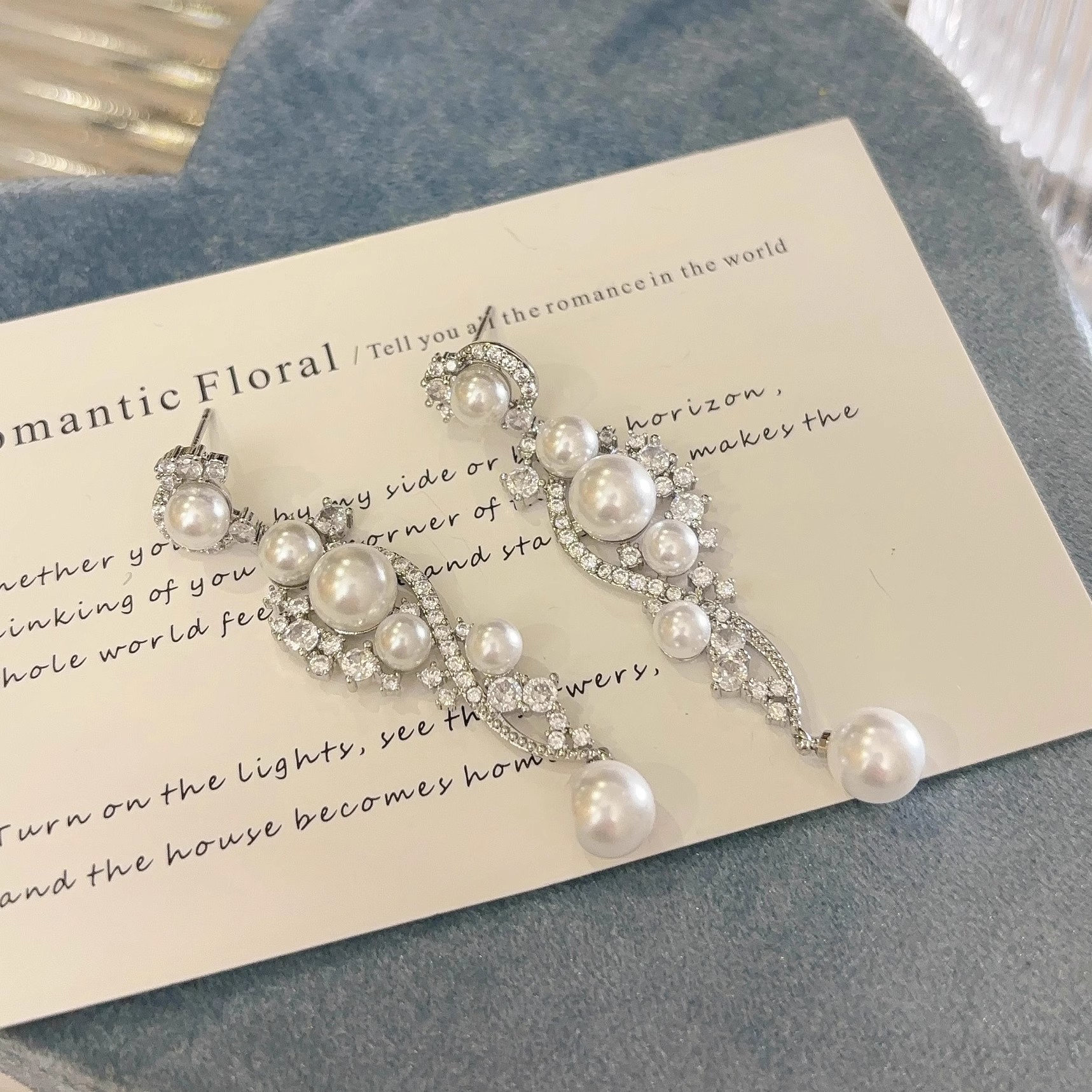 Zircon pearl tassel earrings exude a light luxury French sophistication, a niche and elegant vacation style, and are fashionable and versatile accessories Application Scenario