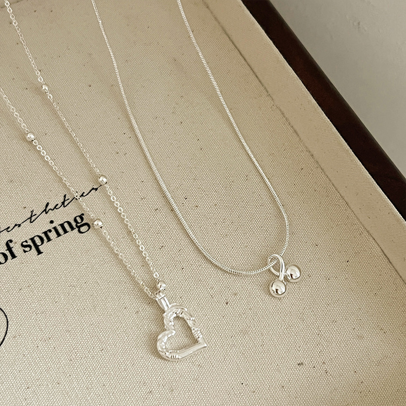 Korean version niche hollowed-out heart-shaped collarbone necklace, fashionable and elegant for women, simple and sweet with a girlish heart, versatile necklaces Application Scenario