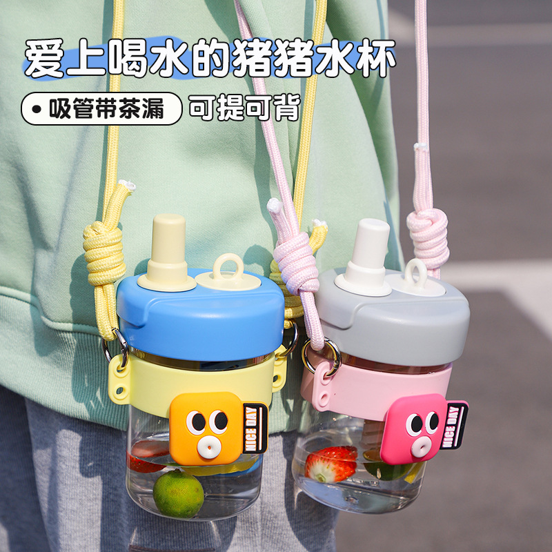 Cartoon children's water cup, cute plastic straw cup wholesale, summer student drinking cup, portable crossbody cup with tea strainer full figure