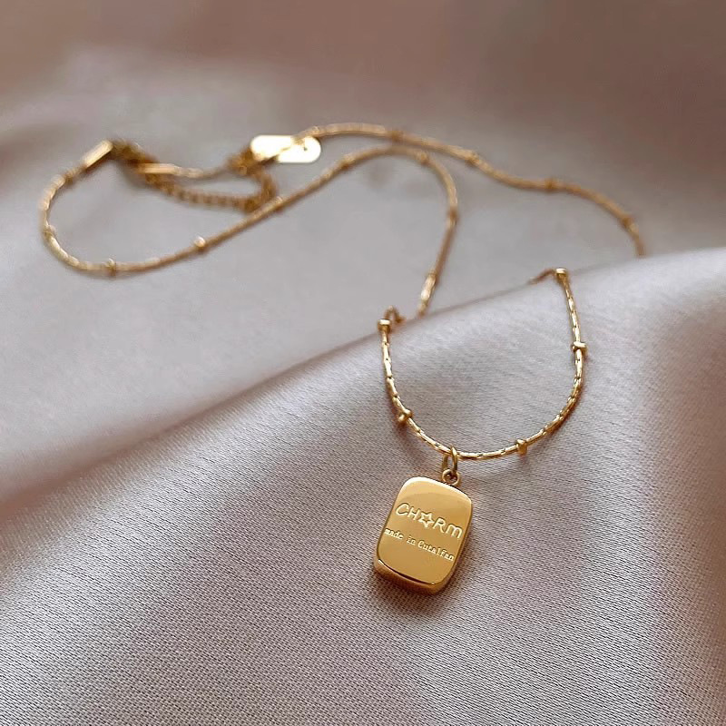 The "Little Golden Brick Titanium Steel Necklace" for women is a light luxury and niche 2025 new style. It exudes a sense of high-end collarbone necklaces and is a versatile decorative accessory full figure
