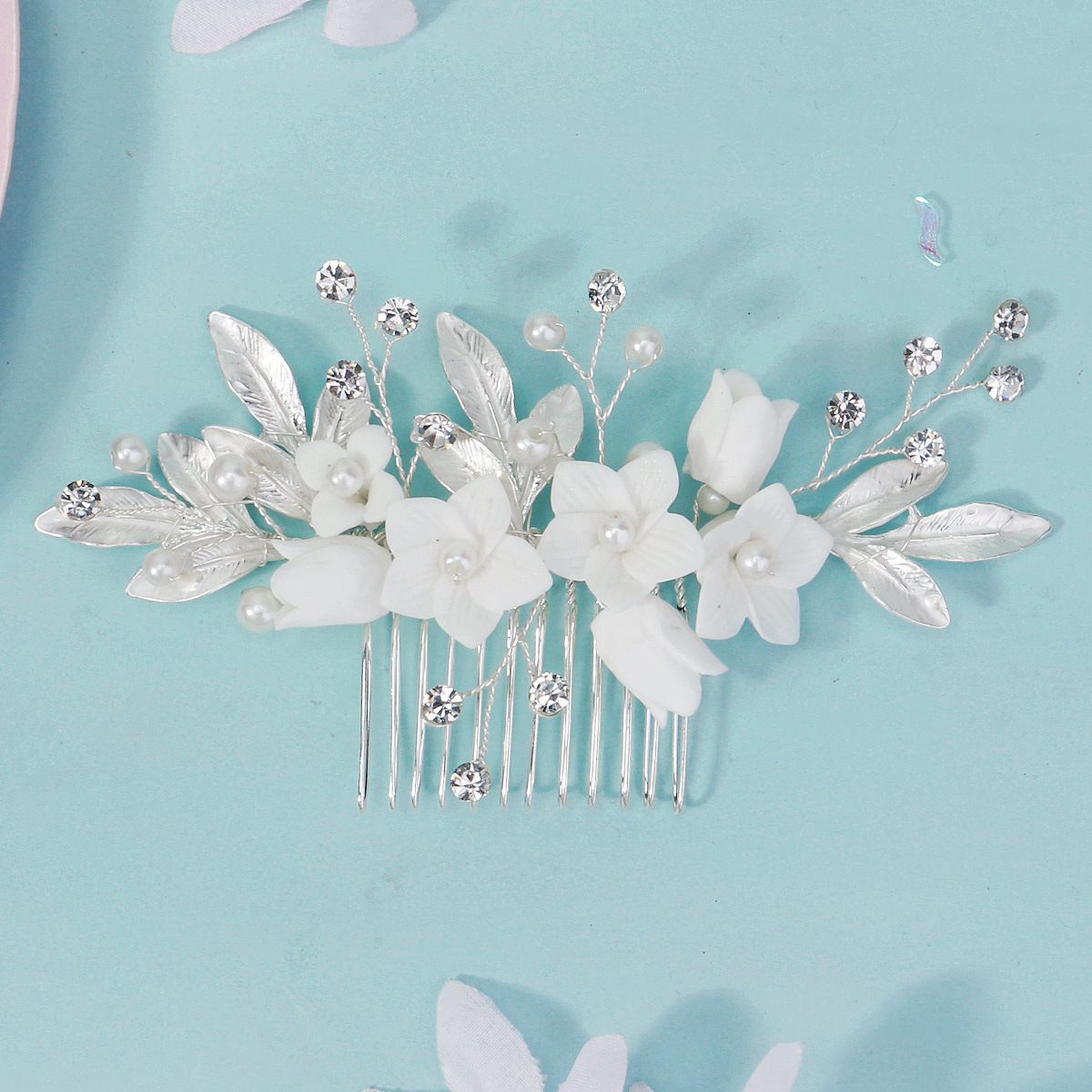 A beautiful and fresh wedding bride's hair bun and comb, handcrafted soft clay flower hairpin, ethnic style Xiuhe bride's headwear details Picture