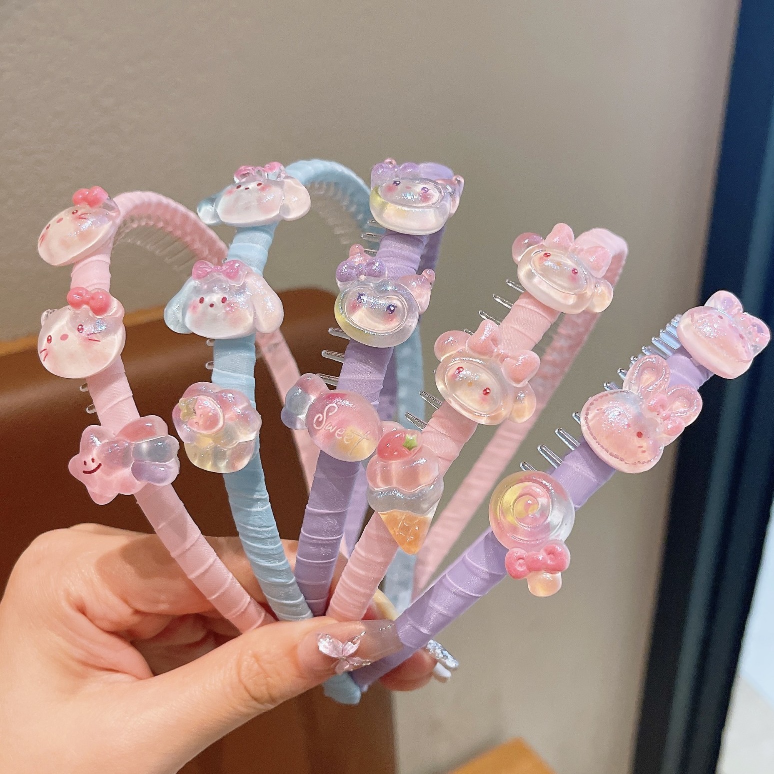 New children's hairband, girls' broken hair arrangement, toothed anti-slip hairpin, cute girls' headband and hair accessory Application Scenario