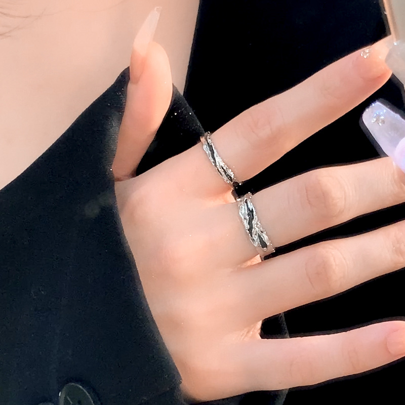 Black glazed plain ring open ring, a niche design for couple rings, with a cold and cool style, simple and individual tail ring Specification drawing