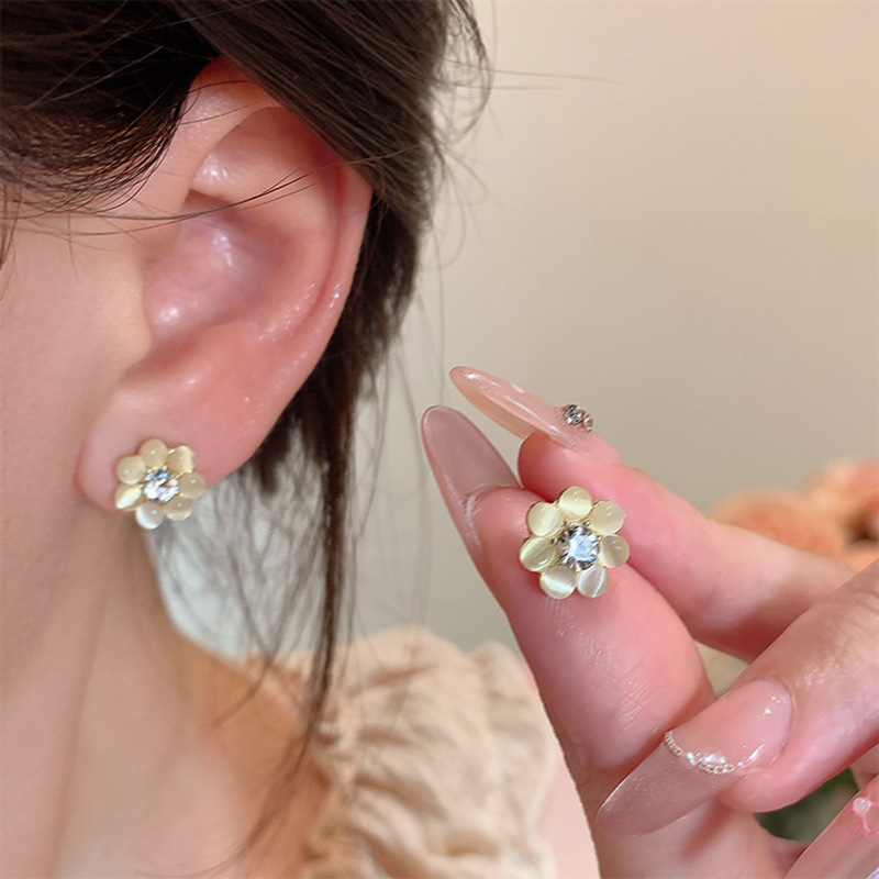 Exquisite and small flower-shaped cat's eye stone ear studs, a new bestseller in 2025, exuding a sense of high-end and light luxury, elegant earrings and earrings for women details Picture