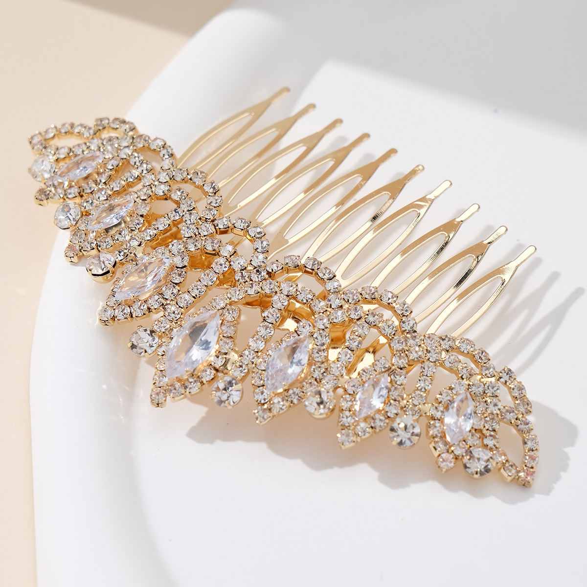 The new European and American crystal zircon hair comb is a versatile daily updo headwear with a fashionable and high-end feel. It is a horse eye zircon broken hair comb details Picture
