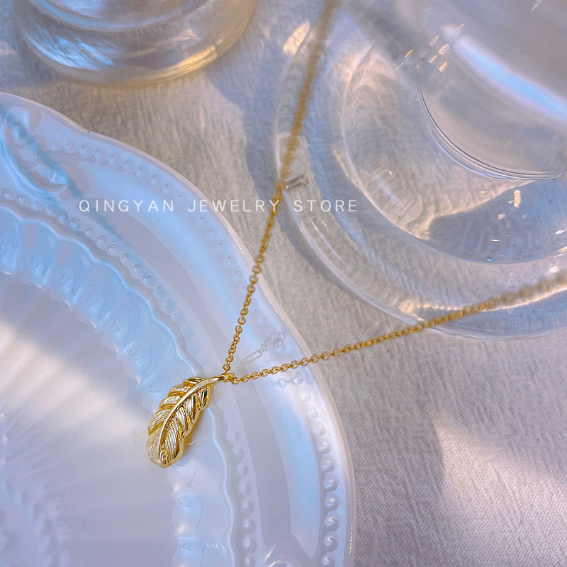 Golden small feather pendant titanium steel necklace for women in Instagram style, simple and individual, real gold electroplated collarbone chain, versatile accessory Specification drawing