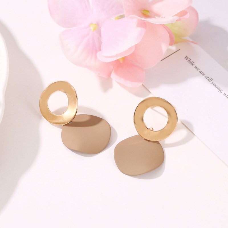 European and American fashionable geometric earrings, simple three-dimensional round stud earrings, personalized irregular round earrings for women Application Scenario