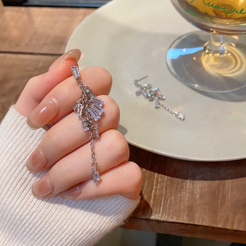 Super flash Zircon tassel long earrings for women, with a touch of light luxury and a design sense for socialites. Autumn and winter, a unique and cool ear accessory Specification drawing