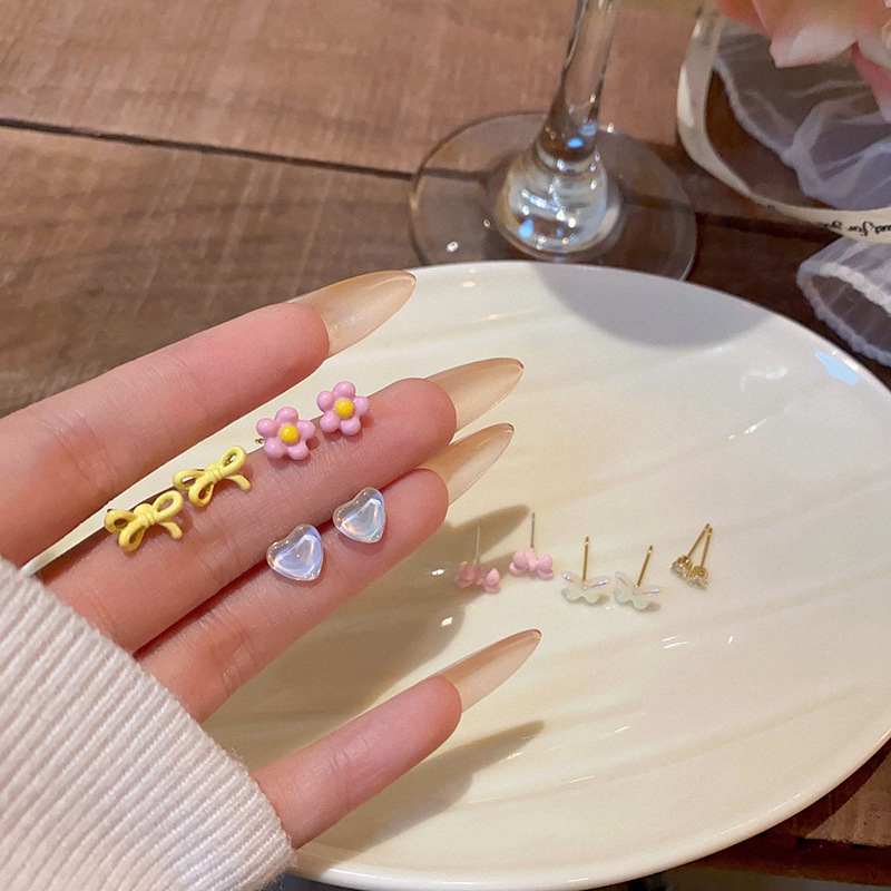 Fresh and cute, colorful butterfly stud earrings, exquisite zircon set earrings for women, student ear piercing earrings wholesale Application Scenario