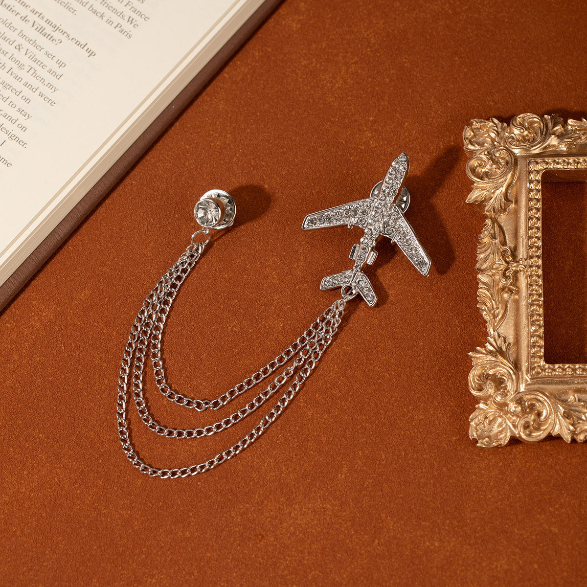 European and American cross-border personalized aircraft brooch, high-end metal diamond-encrusted men's suit accessory, full diamond chain brooch Application Scenario