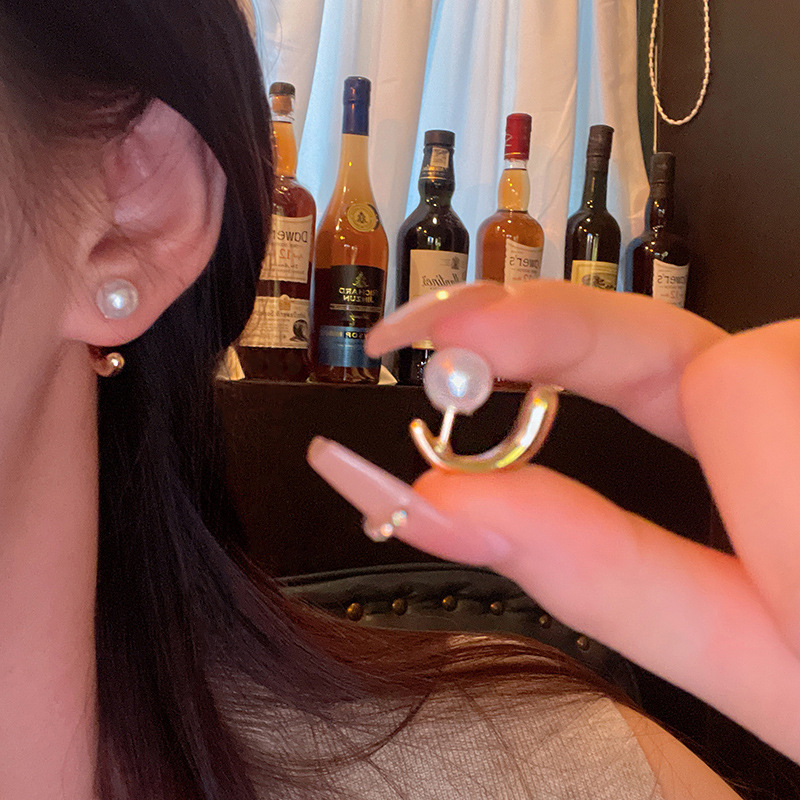 This is a new Korean version C-shaped earring with a fashionable and niche design for women. It is a versatile pearl stud accessory that can be worn twice details Picture