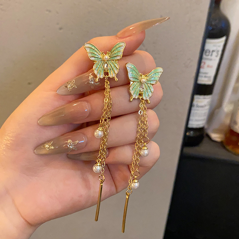The cool green butterfly tassel earrings exude a retro feminine charm and a high-end feel. The pearl earrings are a new type of Korean earrings full figure