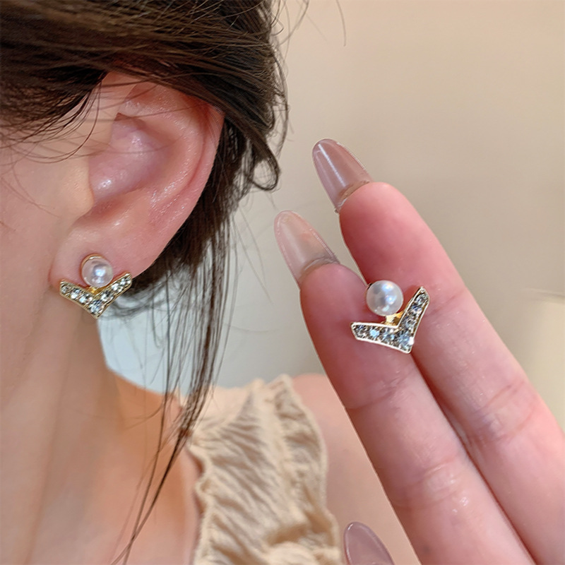 Super shiny V-diamond pearl stud earrings for women, light luxury, niche, high-end and exquisite earrings, personalized, fashionable and simple earrings wholesale details Picture