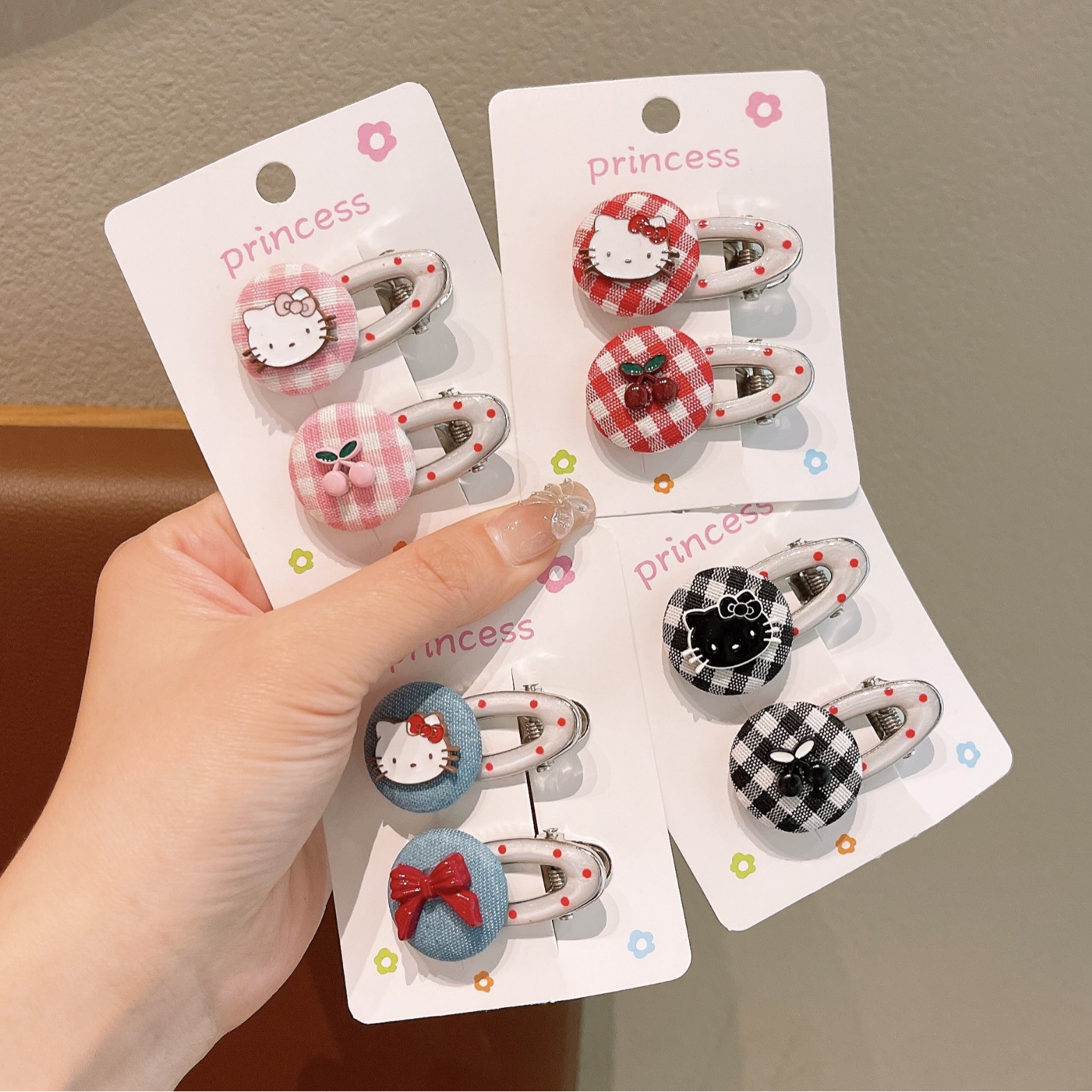 Cute checkered kt cat metal hair clips, versatile bangs clips, broken hair clips, and versatile side clips for a fresh and innocent girl full figure
