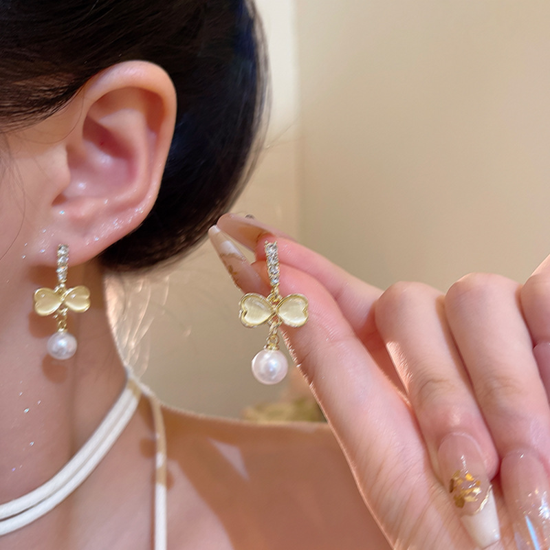 Diamond-encrusted cat's eye stone tassel bow stud earrings, women's niche design sense pearl earrings, summer bestsellers wholesale details Picture