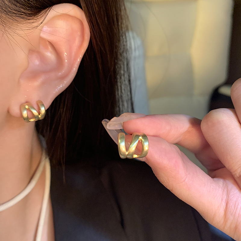 Brushed matte double-layer cross earrings for women, in a cold and minimalist style with a metallic feel, and high-end earrings details Picture