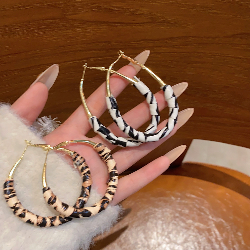 Round leopard print leather ear ring earrings for women, S925 silver needle, European and American geometric style, high-end circle earrings wholesale full figure